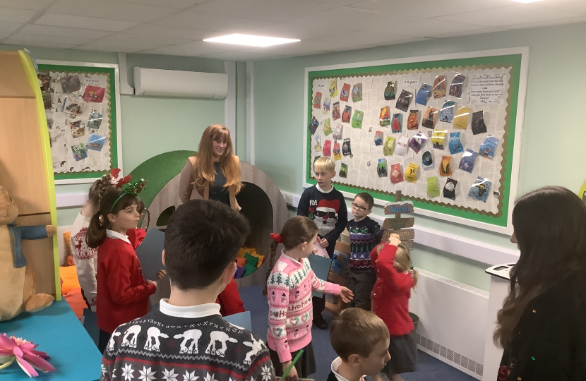 Kelly Tolhurst MP reading with students